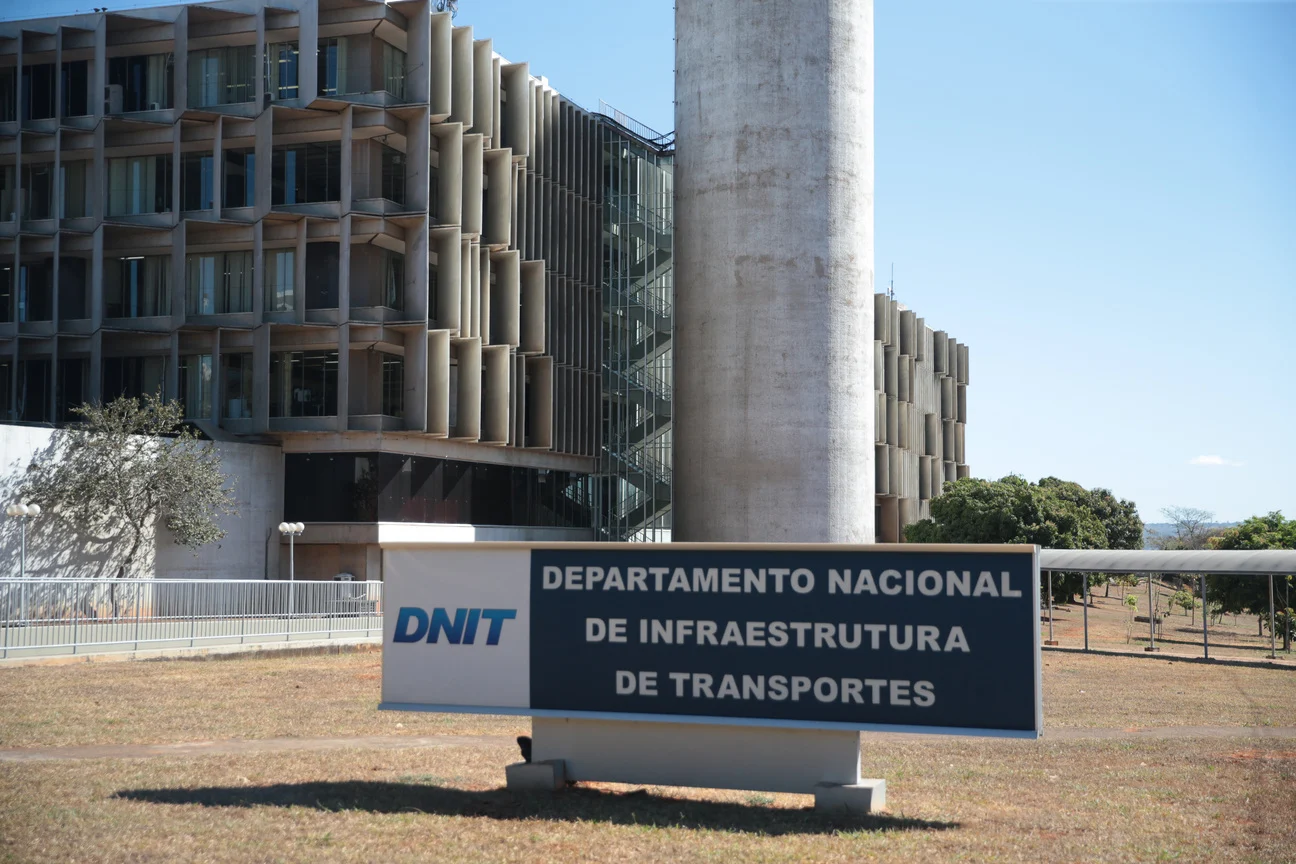 DNIT divulga edital com 100 vagas de nível superior. Até R$12 mil