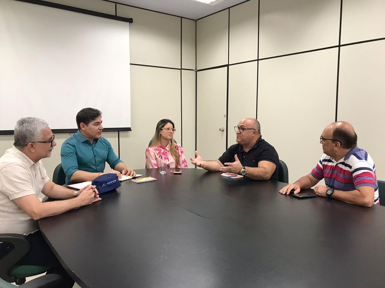 Professor Ataulfo busca parcerias entre UFPE e município de Ribeirão durante visita ao Centro Acadêmico do Agreste