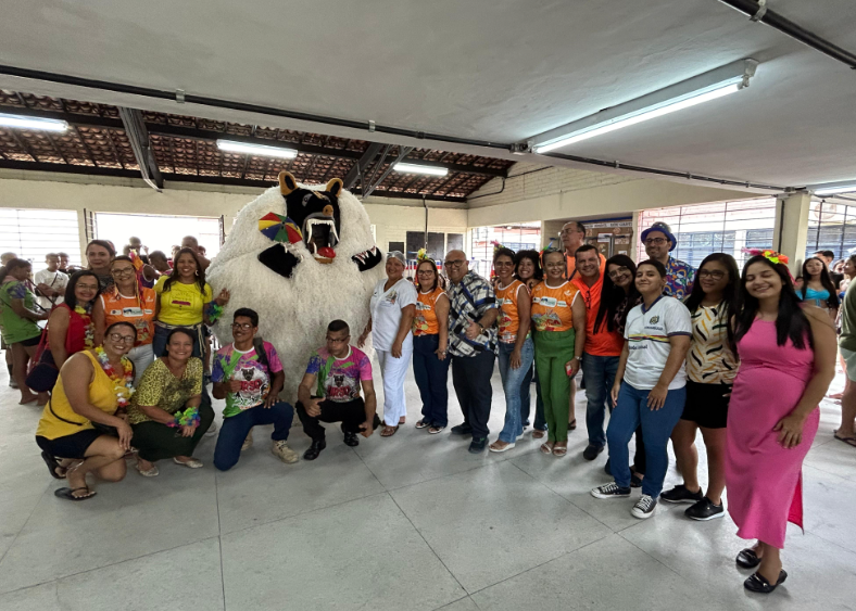 Urso do Bairro Novo marca presença no carnaval da EREM João Lopes